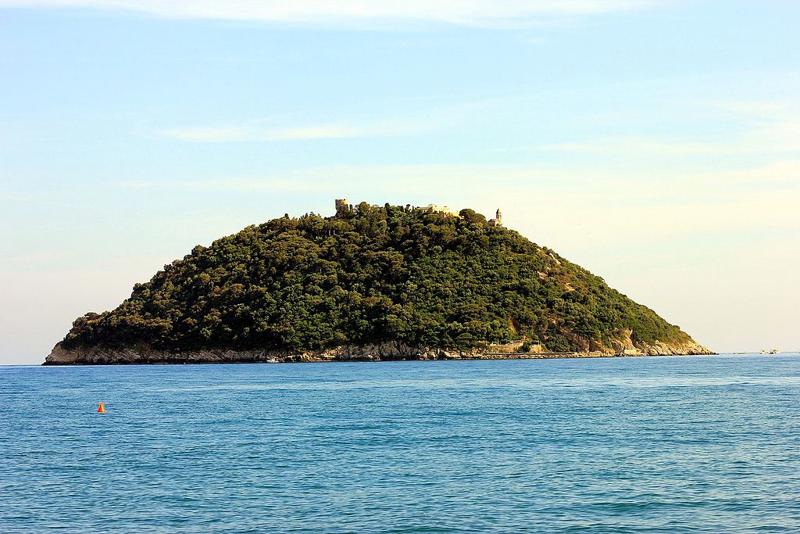 Liguria, l’isola Gallinara venduta agli ucraini per più di 10 milioni di euro Liguria, l’isola Gallinara venduta agli ucraini per più di 10 milioni di euro