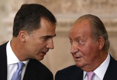 Spagna, Juan Carlos indagato per corruzione: il re emerito lascia il paese