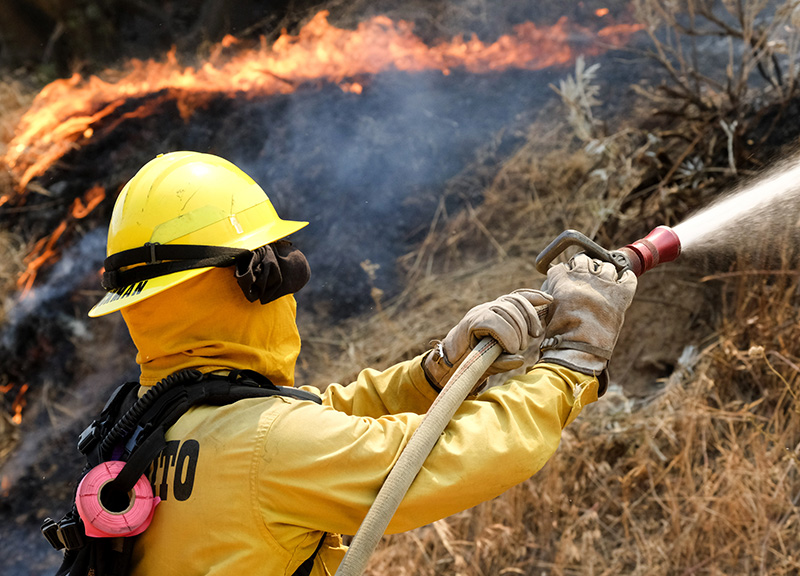 California, vasto incendio a est di LA: 8000 persone evacuate California, vasto incendio a est di LA: 8000 persone evacuate