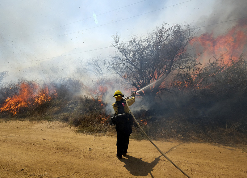 California, vasto incendio a est di LA: 8000 persone evacuate California, vasto incendio a est di LA: 8000 persone evacuate
