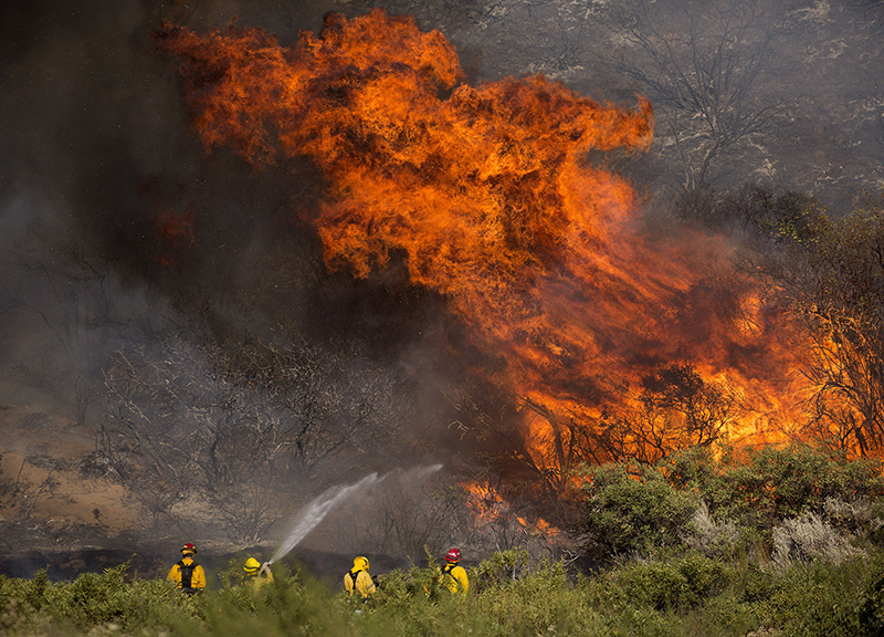 California, vasto incendio a est di LA: 8000 persone evacuate California, vasto incendio a est di LA: 8000 persone evacuate