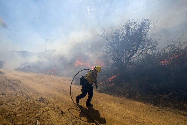 California, vasto incendio a est di LA: 8000 persone evacuate California, vasto incendio a est di LA: 8000 persone evacuate