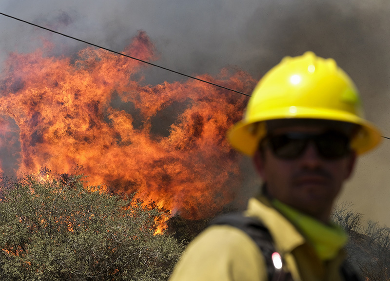 California, vasto incendio a est di LA: 8000 persone evacuate California, vasto incendio a est di LA: 8000 persone evacuate