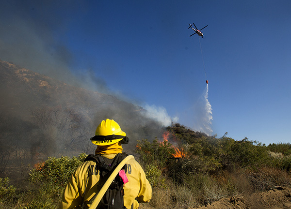 California, vasto incendio a est di LA: 8000 persone evacuate California, vasto incendio a est di LA: 8000 persone evacuate