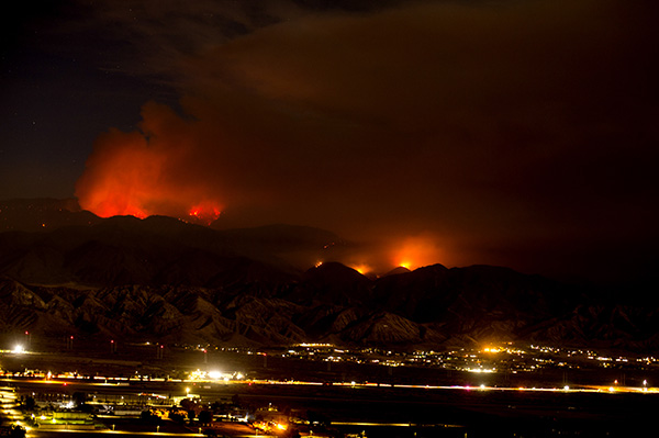 California, vasto incendio a est di LA: 8000 persone evacuate California, vasto incendio a est di LA: 8000 persone evacuate