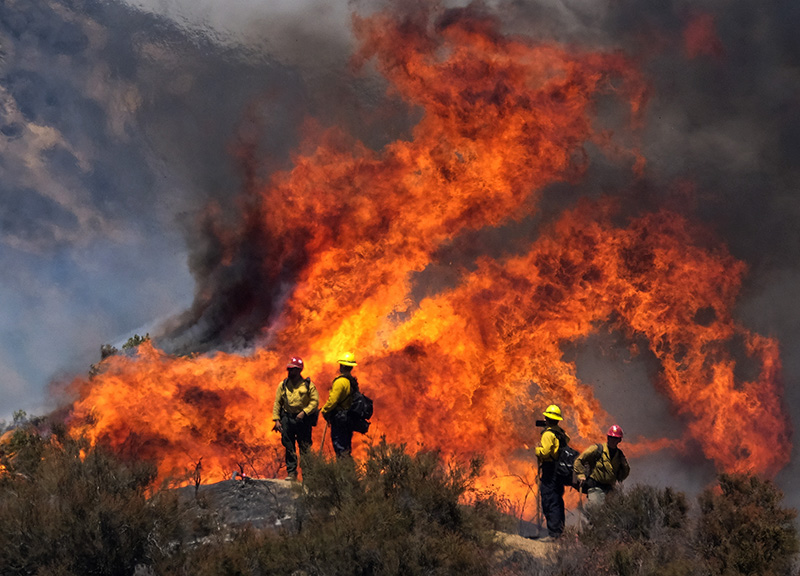 California, vasto incendio a est di LA: 8000 persone evacuate California, vasto incendio a est di LA: 8000 persone evacuate