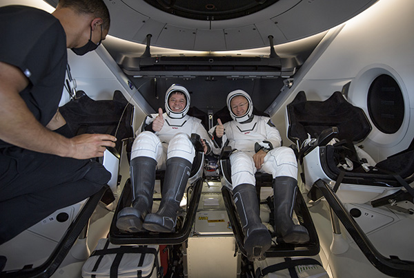 SpaceX, è rientrata Crew Dragon. Musk vince la sfida del volo spaziale privato SpaceX, è rientrata Crew Dragon. Musk vince la sfida del volo spaziale privato
