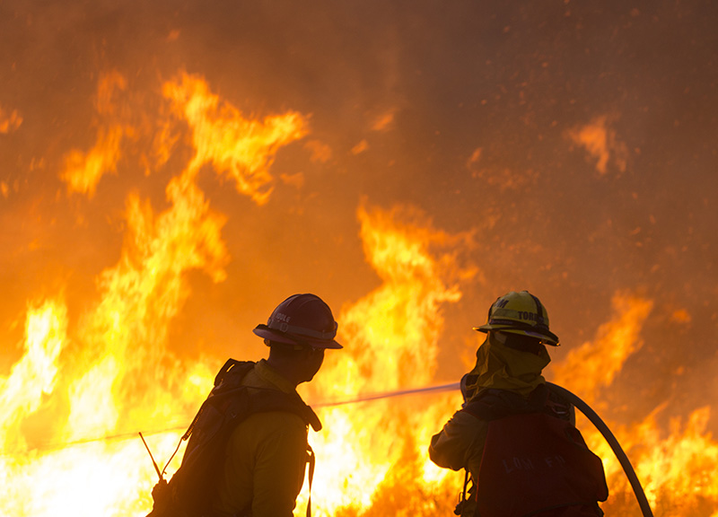 California, vasto incendio a est di LA: 8000 persone evacuate California, vasto incendio a est di LA: 8000 persone evacuate