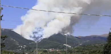 Incendi, L’Aquila: nella notte roghi verso il centro abitato e gente in strada