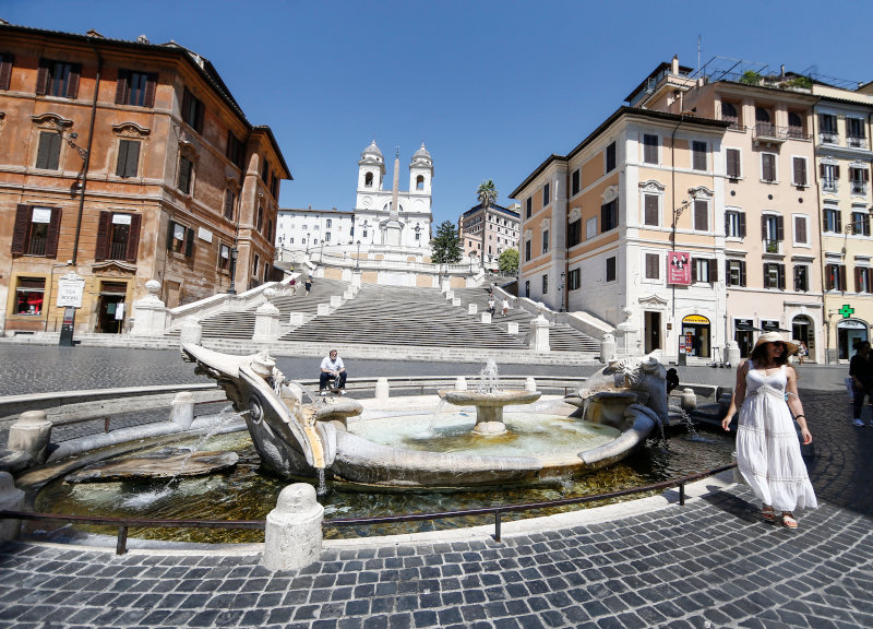 Roma deserta, agosto senza turisti: persi 100 mln. Chiudono alberghi e negozi Roma deserta, agosto senza turisti: persi 100 mln. Chiudono alberghi e negozi