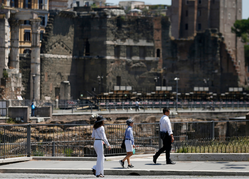 Roma deserta, agosto senza turisti: persi 100 mln. Chiudono alberghi e negozi Roma deserta, agosto senza turisti: persi 100 mln. Chiudono alberghi e negozi