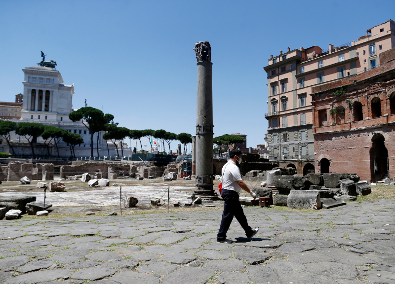 Roma deserta, agosto senza turisti: persi 100 mln. Chiudono alberghi e negozi Roma deserta, agosto senza turisti: persi 100 mln. Chiudono alberghi e negozi