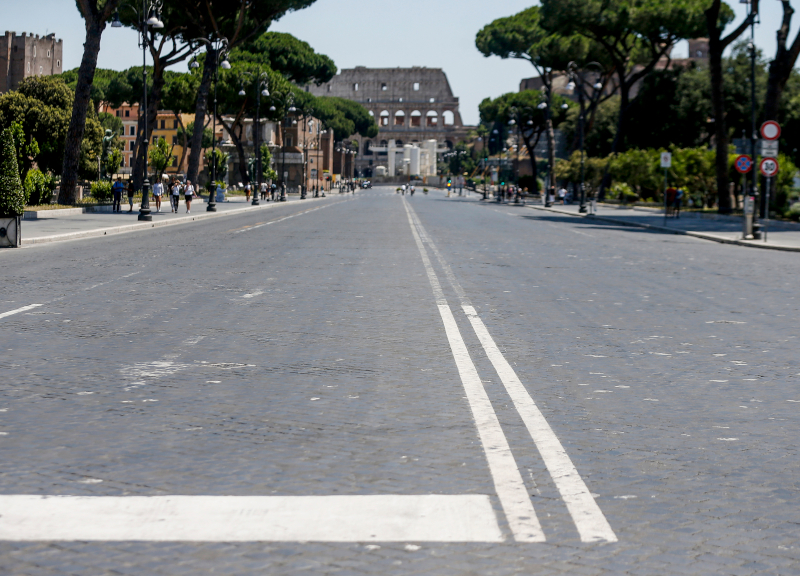 Roma deserta, agosto senza turisti: persi 100 mln. Chiudono alberghi e negozi Roma deserta, agosto senza turisti: persi 100 mln. Chiudono alberghi e negozi