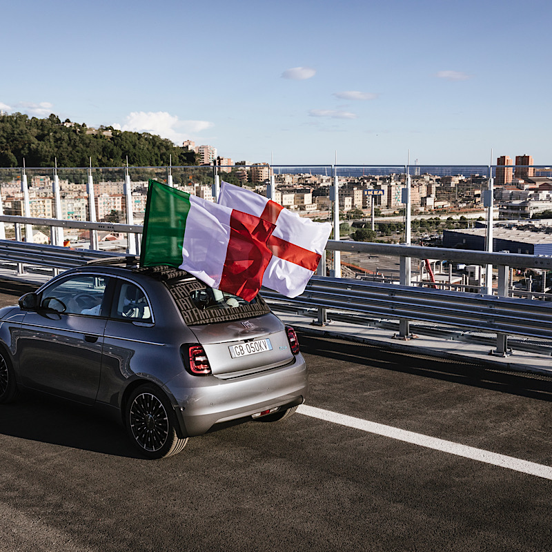 Nuova 500 e la città di Genova simbolicamente unite nella ripartenza Nuova 500 e la città di Genova simbolicamente unite nella ripartenza