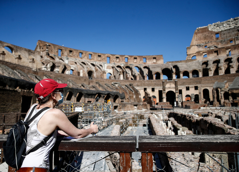 Turisti ubriachi invadono il Colosseo: la notte brava costa 1600 euro di multa Turisti ubriachi invadono il Colosseo: la notte brava costa 1600 euro di multa