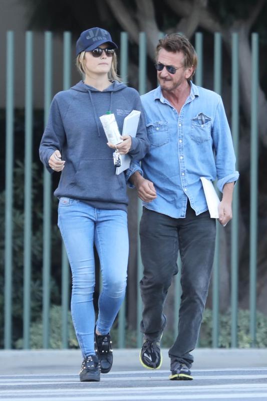 “Sono state nozze Covid”. Sean Penn ha pronunciato il suo terzo “sì” su Zoom “Sono state nozze Covid”. Sean Penn ha pronunciato il suo terzo “sì” su Zoom
