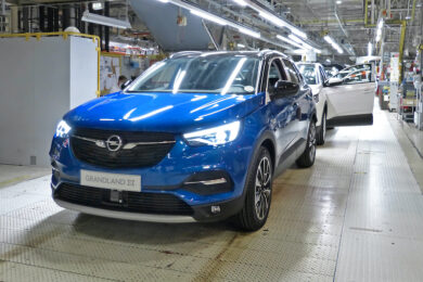 Opel presenta la  Grandland X Hybrid Plug-in a trazione anteriore