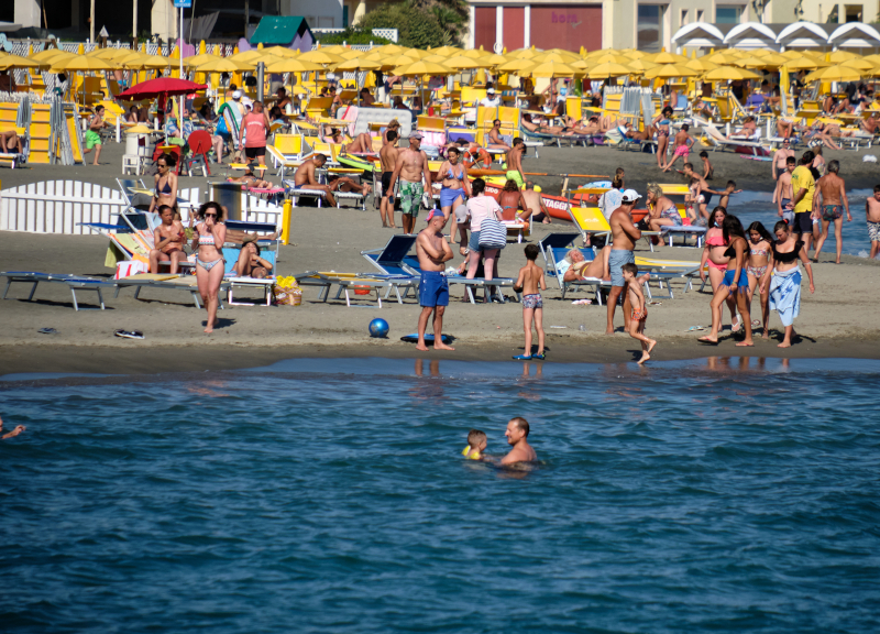Estate romana, Ostia da incubo: oltre 3 km senza spiagge libere. È fuorilegge Estate romana, Ostia da incubo: oltre 3 km senza spiagge libere. È fuorilegge
