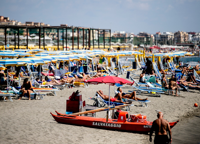 Estate romana, Ostia da incubo: oltre 3 km senza spiagge libere. È fuorilegge Estate romana, Ostia da incubo: oltre 3 km senza spiagge libere. È fuorilegge