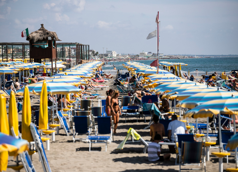 Estate romana, Ostia da incubo: oltre 3 km senza spiagge libere. È fuorilegge Estate romana, Ostia da incubo: oltre 3 km senza spiagge libere. È fuorilegge