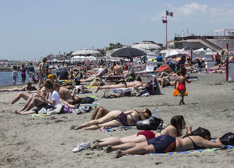 Estate romana, Ostia da incubo: oltre 3 km senza spiagge libere. È fuorilegge Estate romana, Ostia da incubo: oltre 3 km senza spiagge libere. È fuorilegge