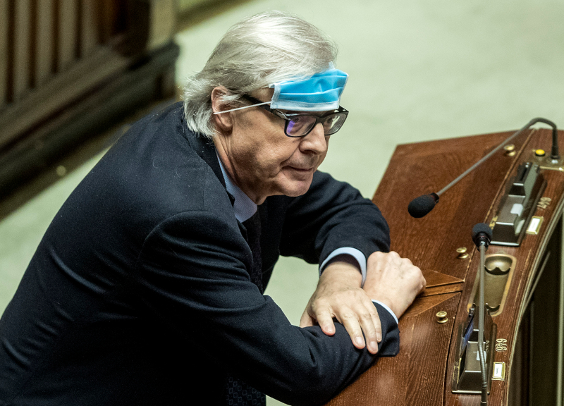 Sgarbi sospeso 15 giorni alla Camera per gli insulti alla Carfagna Sgarbi sospeso 15 giorni alla Camera per gli insulti alla Carfagna