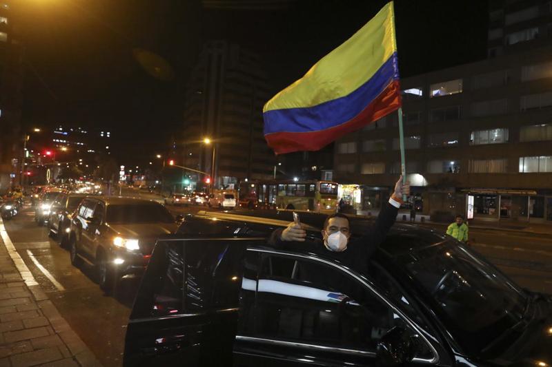 Colombia, l’ex presidente Uribe ai domiciliari. Paese spaccato Colombia, l’ex presidente Uribe ai domiciliari. Paese spaccato