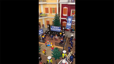 Salvini e il comizio della Lega con i Playmobil. Video