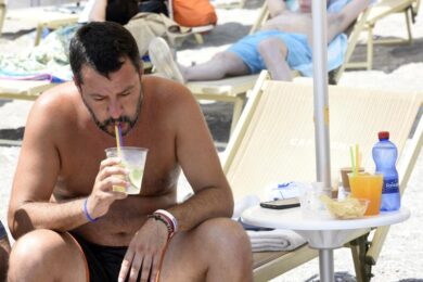 Si dimette vicesindaco di Proserpio (CO), battibeccò con Salvini in spiaggia