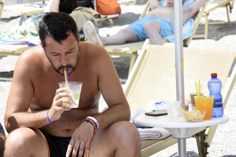 Si dimette vicesindaco di Proserpio (CO), battibeccò con Salvini in spiaggia Si dimette vicesindaco di Proserpio (CO), battibeccò con Salvini in spiaggia