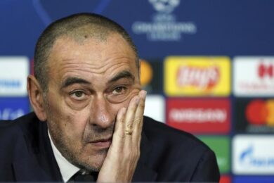 Calcio e governo: Sarri lascia, Conte raddoppia