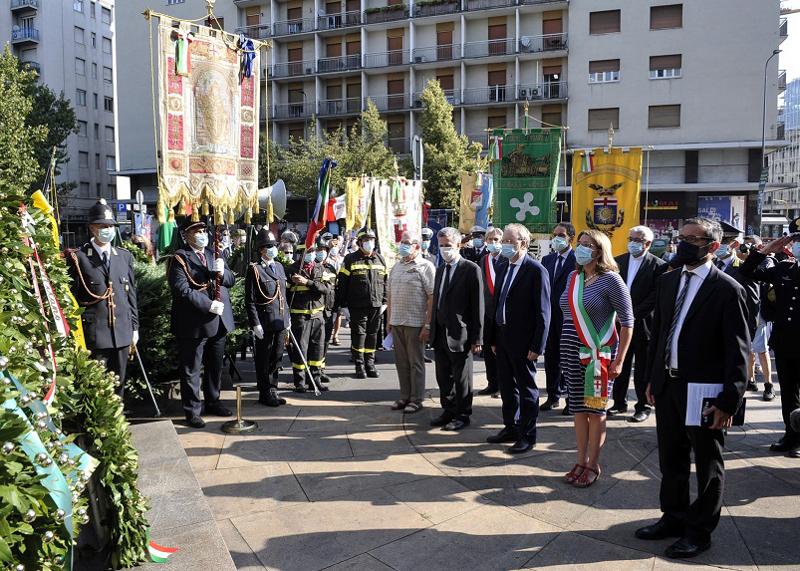Resistenza, in centinaia ricordano i martiri di piazzale Loreto Resistenza, in centinaia ricordano i martiri di piazzale Loreto