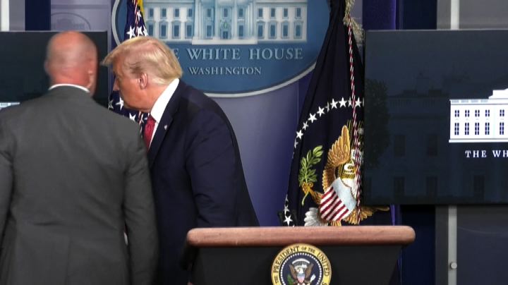 Sparatoria fuori dalla Casa Bianca e Trump viene portato via Sparatoria fuori dalla Casa Bianca e Trump viene portato via