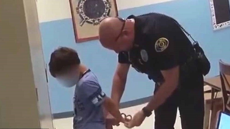 Usa, bimbo di otto anni arrestato: il video virale finisce sul web Usa, bimbo di otto anni arrestato: il video virale finisce sul web