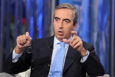 “Raggi si ricandida perché ha bisogno di un reddito”. L’affondo di Gasparri