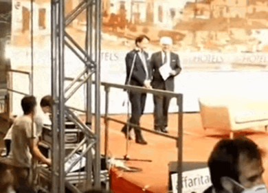 In Puglia tutti pazzi per il premier Conte. Video