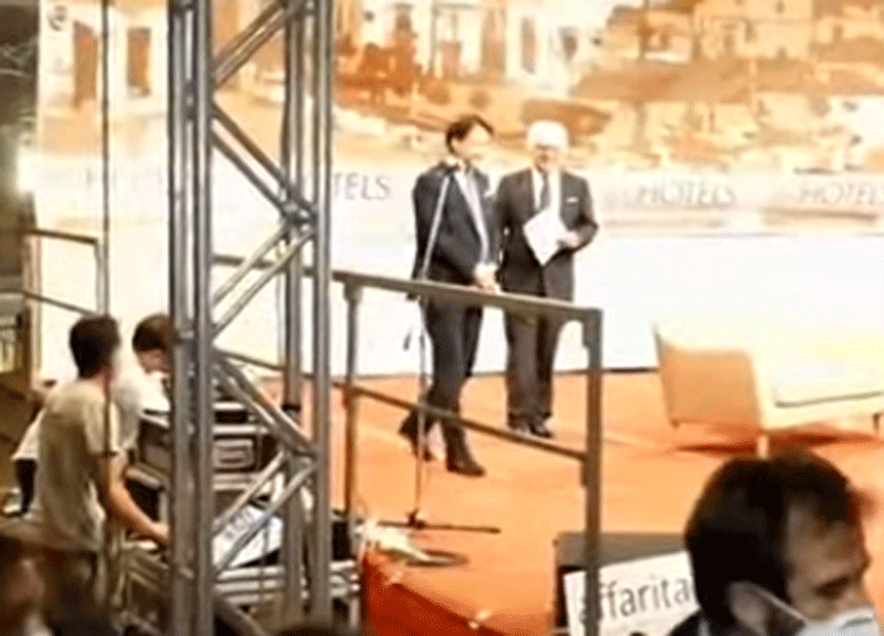 In Puglia tutti pazzi per il premier Conte. Video In Puglia tutti pazzi per il premier Conte. Video