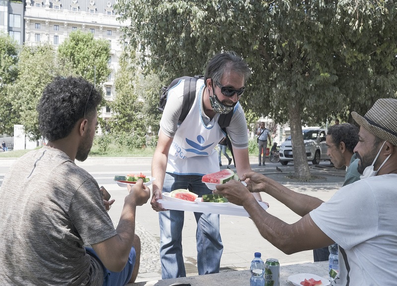 Ferragosto a Milano: Arca, anguriata con i senzatetto Ferragosto a Milano: Arca, anguriata con i senzatetto