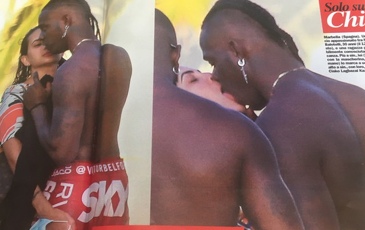 Mario Balotelli, gol in spiaggia: conquista e bacia una turista. Sul mercato.. Mario Balotelli, gol in spiaggia: conquista e bacia una turista. Sul mercato..