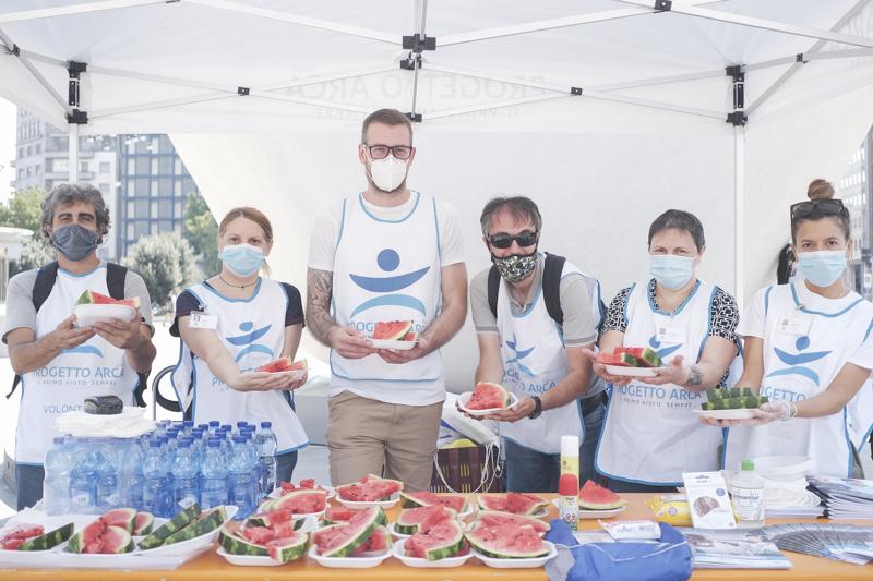 Ferragosto a Milano: Arca, anguriata con i senzatetto Ferragosto a Milano: Arca, anguriata con i senzatetto