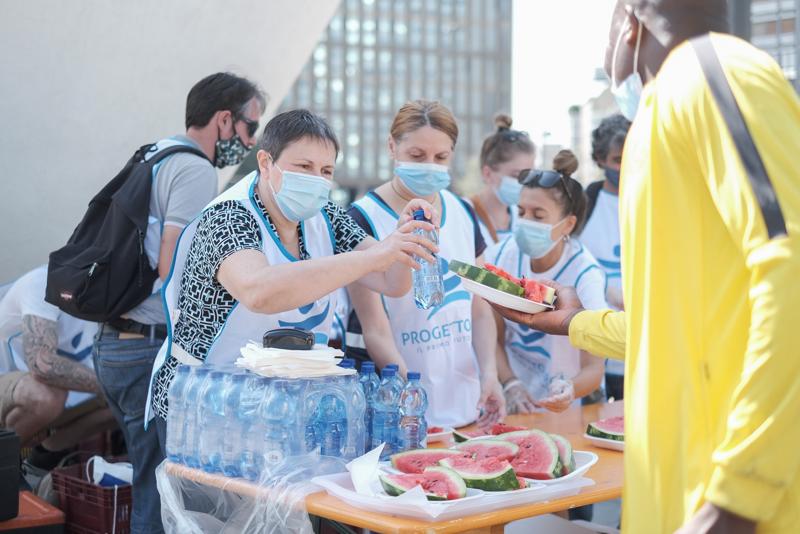 Ferragosto a Milano: Arca, anguriata con i senzatetto Ferragosto a Milano: Arca, anguriata con i senzatetto