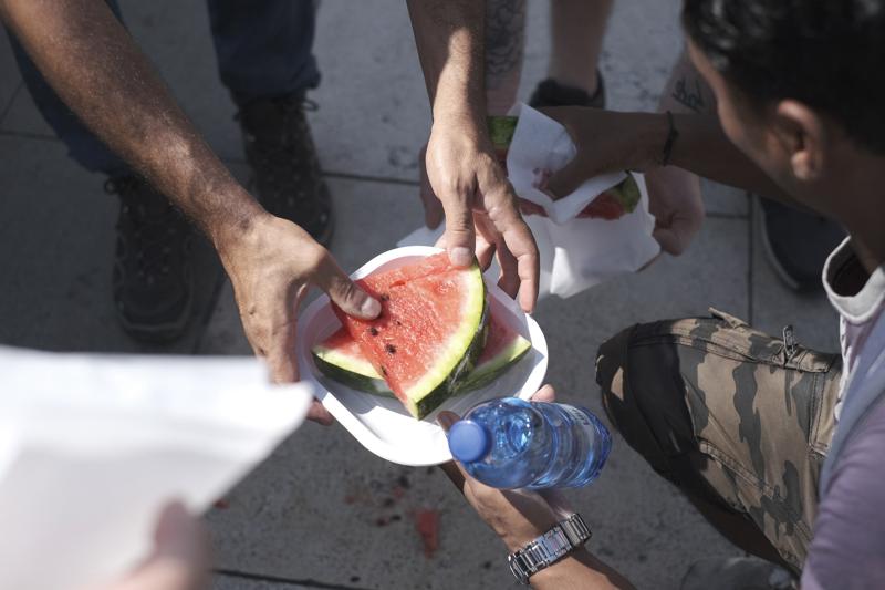 Ferragosto a Milano: Arca, anguriata con i senzatetto Ferragosto a Milano: Arca, anguriata con i senzatetto
