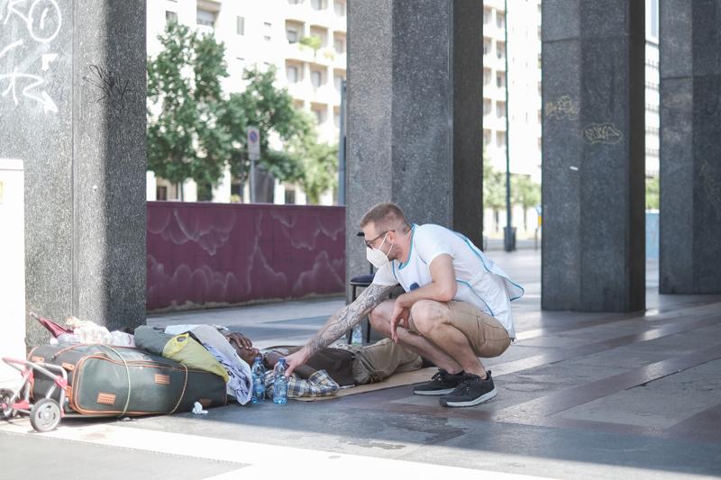 Ferragosto a Milano: Arca, anguriata con i senzatetto Ferragosto a Milano: Arca, anguriata con i senzatetto