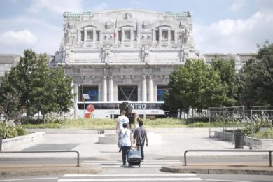 Ferragosto a Milano:  Arca, anguriata con i senzatetto