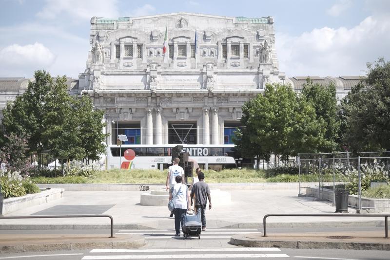 Ferragosto a Milano: Arca, anguriata con i senzatetto Ferragosto a Milano: Arca, anguriata con i senzatetto