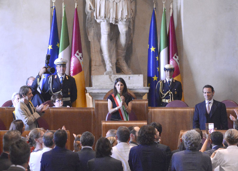 Raggi si può ricandidare sindaco. Il vincolo del mandato si scioglie al sole Raggi si può ricandidare sindaco. Il vincolo del mandato si scioglie al sole