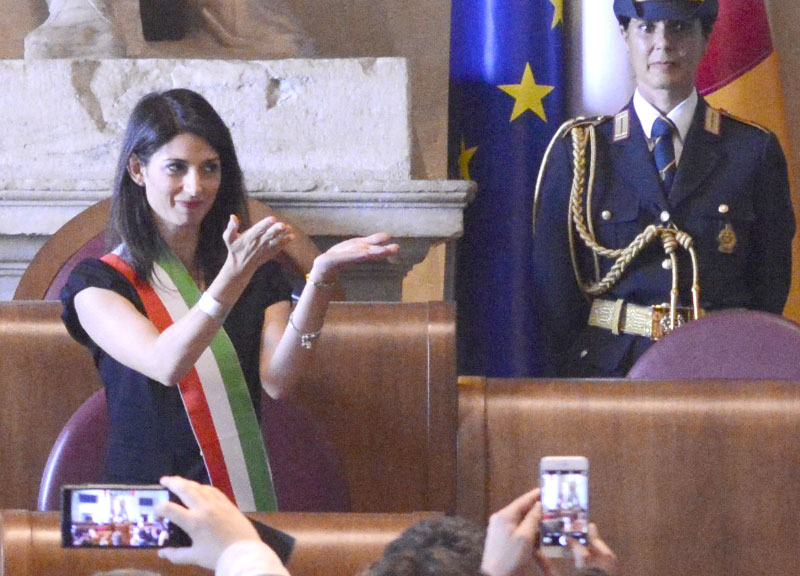 Raggi si può ricandidare sindaco. Il vincolo del mandato si scioglie al sole Raggi si può ricandidare sindaco. Il vincolo del mandato si scioglie al sole