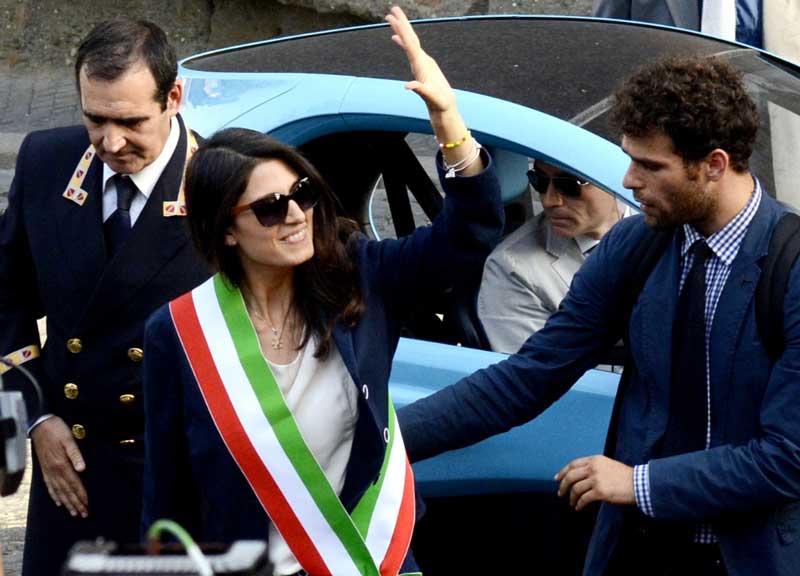 Raggi si può ricandidare sindaco. Il vincolo del mandato si scioglie al sole Raggi si può ricandidare sindaco. Il vincolo del mandato si scioglie al sole