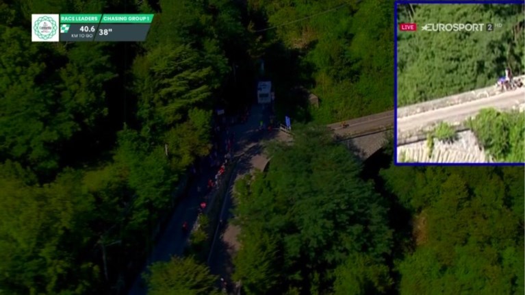 Giro di Lombardia, Evenepoel finisce in un dirupo. “E’ cosciente” Giro di Lombardia, Evenepoel finisce in un dirupo. “E’ cosciente”