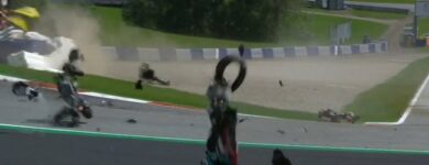 MotoGP Dovizioso trionfa. Incidente choc: moto in volo sfiora Valentino Rossi